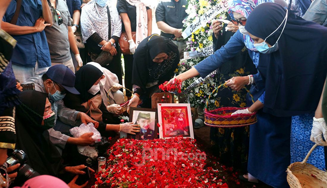 Keluarga dan rekan menghadiri pemakaman pramugari Nam Air Isti Yudha Prastika di TPU Pondok Petir, Depok, Jawa Barat, Sabtu (16/1). Isti merupakan salah satu korban insiden Sriwijaya Air SJ182. - JPNN.com