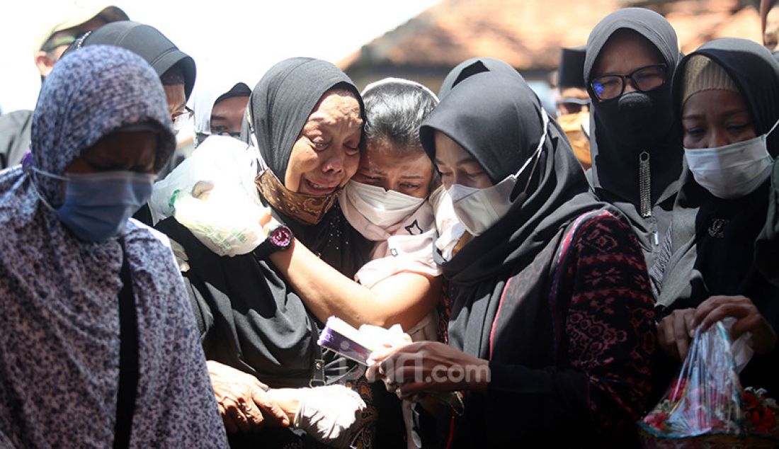Keluarga menghadiri pemakaman pramugari Nam Air Isti Yudha Prastika di TPU Pondok Petir, Depok, Jawa Barat, Sabtu (16/1). Isti merupakan salah satu korban insiden Sriwijaya Air SJ182. - JPNN.com