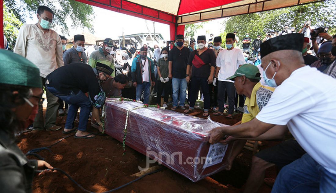 Proses permakaman Isti Yudha Prastika, pramugari Nam Air yang menjadi korban insiden Sriwijaya Air SJ182 di TPU Pondok Petir, Depok, Jawa Barat, Sabtu (16/1). - JPNN.com