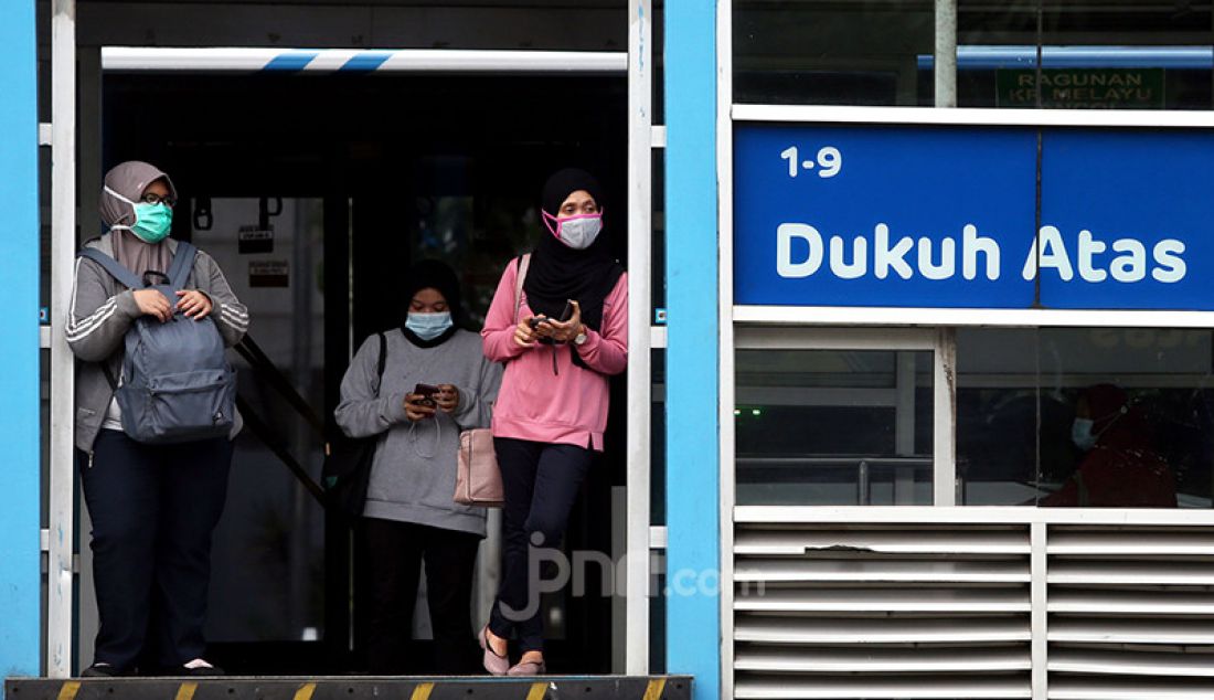 Warga usai pulang bekerja di trotoar jalan Jenderal Sudirman, Jakarta, Senin (25/1). Gubernur DKI Jakarta Anies Baswedan memperpanjang masa Pembatasan Sosial Berskala Besar (PSBB) ketat mulai 26 Januari hingga 8 Februari 2021. - JPNN.com