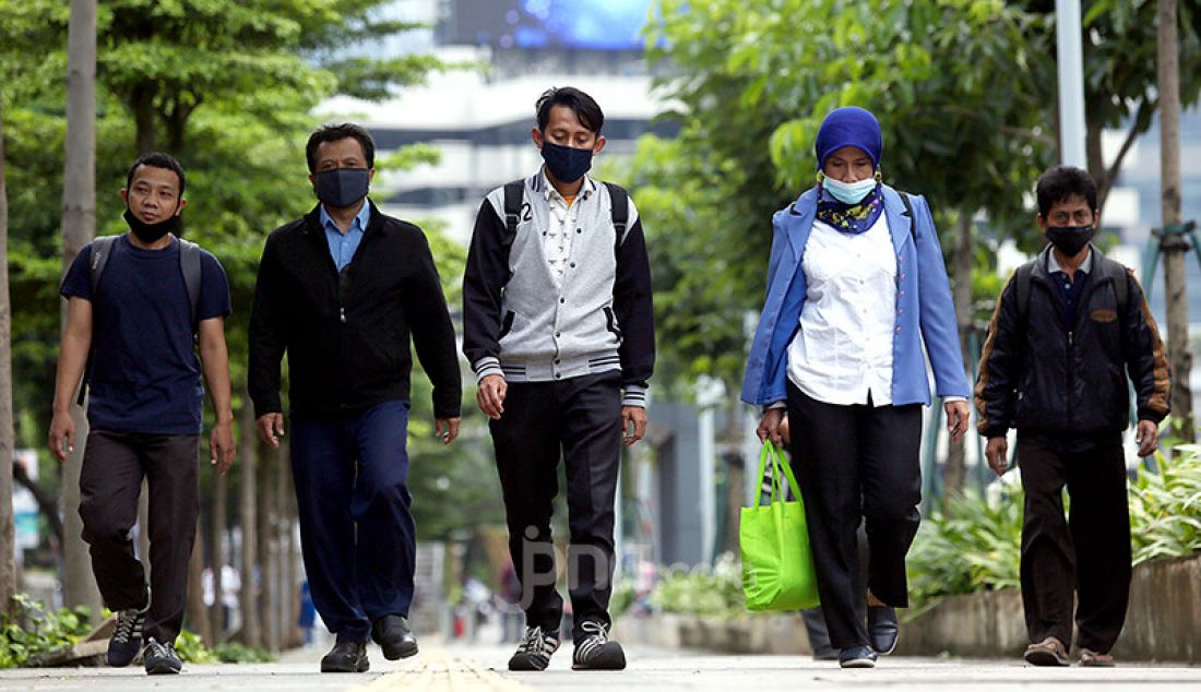 Warga DKI Jakarta memanfaatkan trotoar Jalan Jenderal Sudirman. - JPNN.com