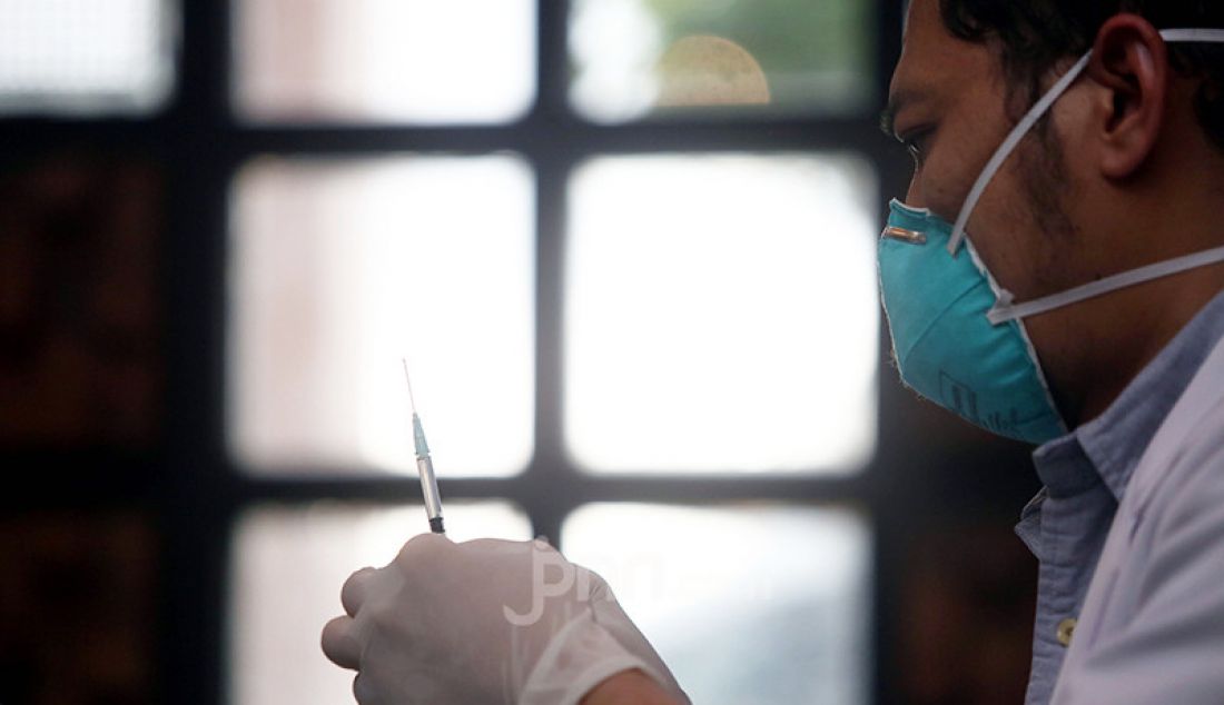 Tenaga kesehatan mempersiapkan vaksin Covid-19 di Balai Kota Tangerang, Banten, Jumat (29/1), guna disuntikkan kepada Wali Kota Tangerang Arief Wismansyah (kiri) dan wakilnya, Sachrudin. - JPNN.com