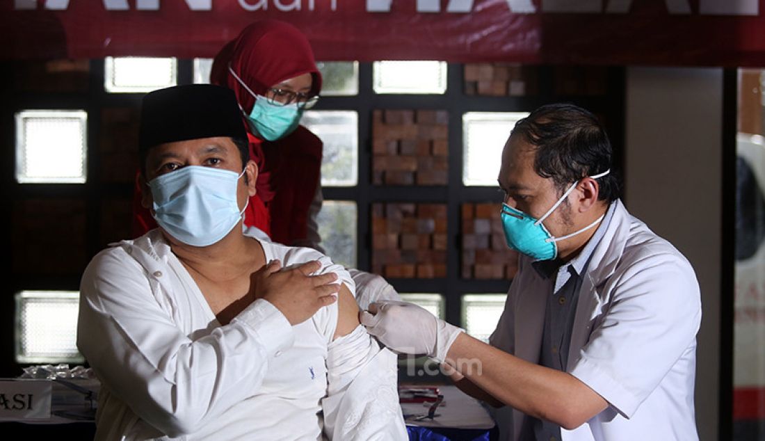 Wali Kota Tangerang Arief Wismansyah menerima suntikan vaksin Covid-19 kedua di Balai Kota Tangerang, Banten, Jumat (29/1). - JPNN.com