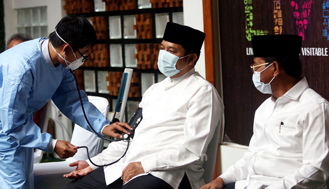 Wali Kota Tangerang Arief Wismansyah (kiri) dan wakilnya, Sachrudin sebelum menerima suntikan vaksin Covid-19 kedua di Balai Kota Tangerang, Jumat (29/1). - JPNN.com