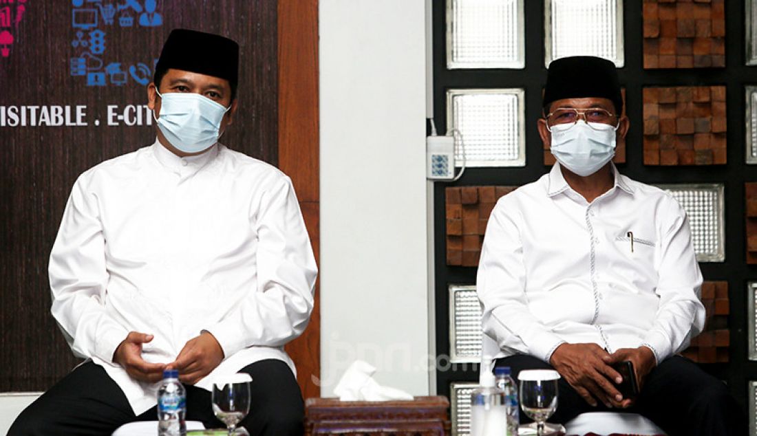 Wali Kota Tangerang Arief Wismansyah (kiri) dan wakilnya, Sachrudin sebelum menerima suntikan vaksin Covid-19 kedua di Balai Kota Tangerang, Jumat (29/1). - JPNN.com