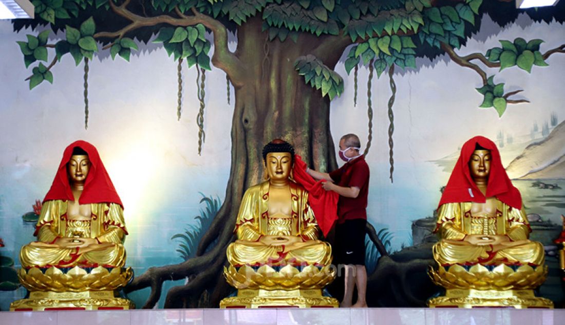 Pengelola Wihara Amurva Bhumi Karet, Jakarta, membersihkan patung Buddha, Kamis (4/2). Pencucian patung serta bersih-bersih tersebut dilakukan dalam rangka menyambut Imlek 2572. - JPNN.com