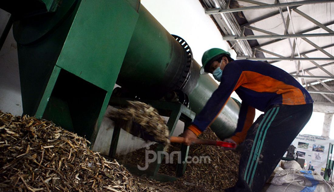 Pekerja mengolah pelet kayu di Tempat Pengolahan Sampah Setempat (TPSS) Sukmajaya, Kota Depok, Jawa Barat, Kamis (4/2). Pelet hasil pengolahan limbah kayu atau ranting pohon tersebut untuk bahan bakar alternatif terbarukan yang ramah lingkungan. - JPNN.com