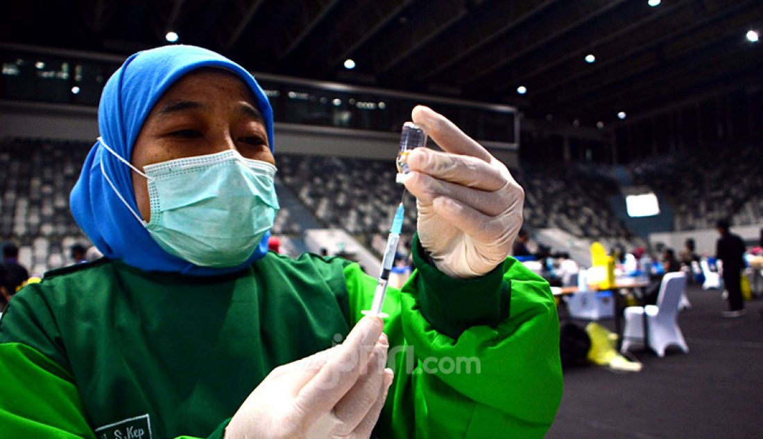 Tenaga kesehatan menyiapkan suntikan vaksin Covid-19 untuk sesama tenaga kesehatan yang mengikuti vaksinasi massal di Istora Senayan, Jakarta, Kamis (4/2). Kementerian Kesehatan bersama Pemprov DKI Jakarta menargetkan pemberian suntikan vaksin Covid-19 kepada 6.000 tenaga kesehatan. - JPNN.com