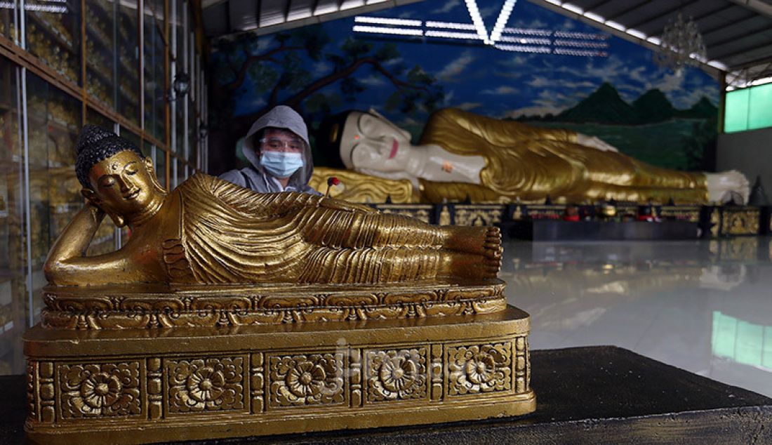 Warga Tionghoa membersihkan patung dan menyemprotkan disinfektan di Vihara Buddha Dharma & 8 Pho Sat, Bogor, Minggu (7/2). Penyemprotan disinfektan tersebut merupakan bagian dari kegiatan bersih-bersih dalam rangka menyambut Imlek 2572. - JPNN.com