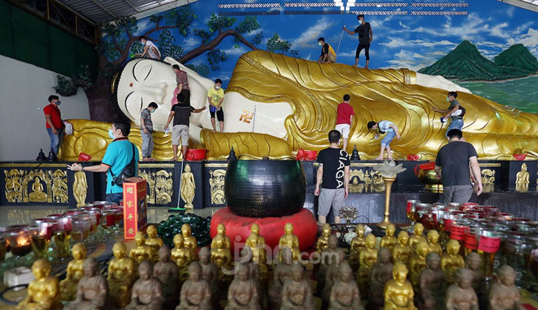 Warga Tionghoa melakukan bersih-bersih di Vihara Buddha Dharma & 8 Pho Sat, Bogor, Minggu (7/2). Kegiatan tersebut sebagai persiapan menyambut Imlek 2572. - JPNN.com