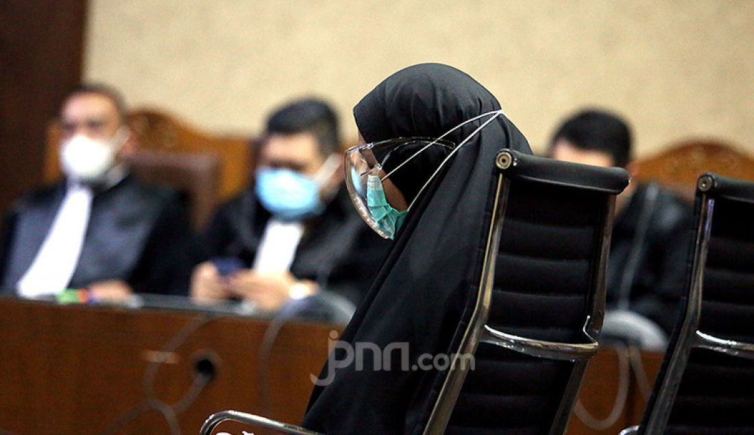 Pinangki Sirna Malasari selaku terdakwa penerima suap dari Djoko Tjandra terkait pengurusan fatwa Mahkamah Agung (MA), menjalani sidang pembacaan putusan di Pengadilan Tipikor, Jakarta, Senin (8/2). Majelis hakim memvonis mantan kepala Subbagian Pemantauan dan Evaluasi II Biro Perencanaan Jambin Kejagung itu dengan pidana 10 tahun penjara dan denda Rp 600 juta subsider 6 bulan kurungan. - JPNN.com