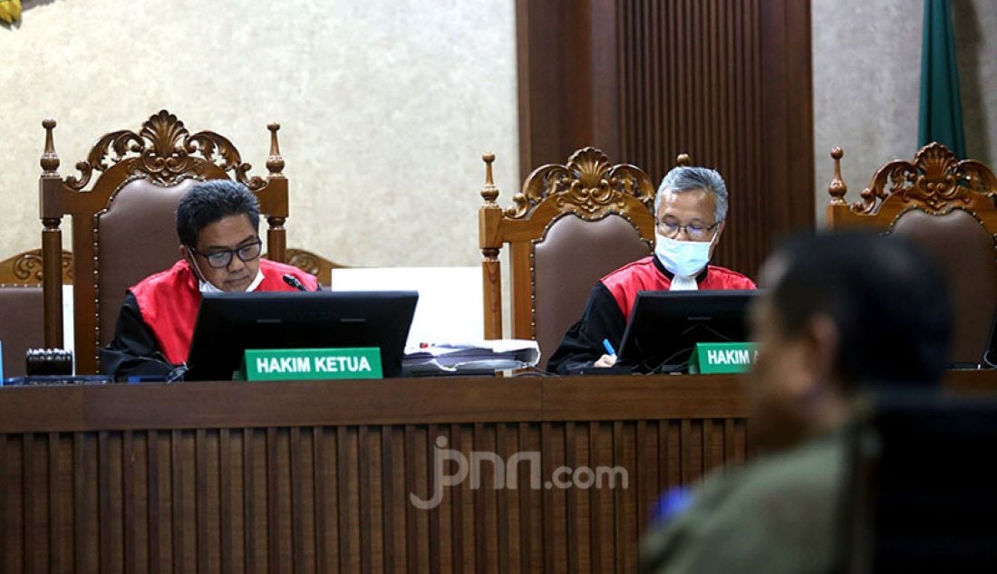 Majelis hakim Pengadilan Tipikor Jakarta menggelar sidang lanjutan untuk perkara Irjen Napoleon Bonaparte yang didakwa menerima suap terkait penghapusan red notice Djoko Tjandra, Senin (8/2). Agenda sidang kali ini ialah pemeriksaan terdakwa. - JPNN.com