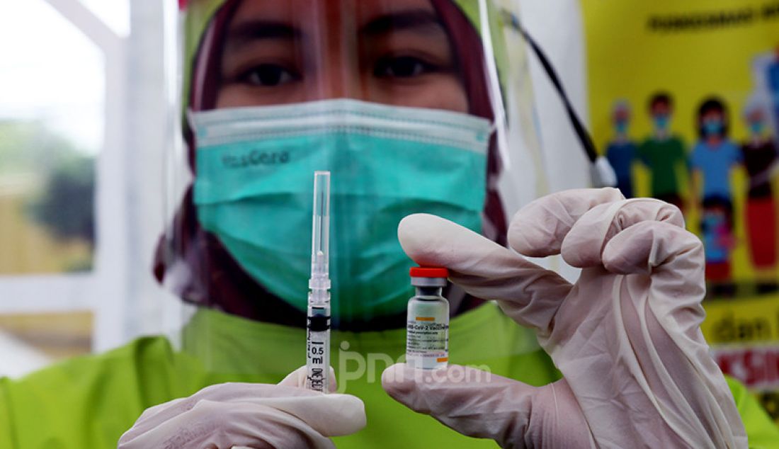 Seorang vaksinator menyiapkan vaksin Coid-19 buatan Sinovac, Tiongkok, yang akan disuntikkan kepada nakes berusia lanjuta (lansia) di Puskesmas Cengkareng, Jakarta Barat, Selasa (9/2). Pemerintah memprioritaskan tenaga kesehatan sebagai penerima vaksin Covid-19. - JPNN.com
