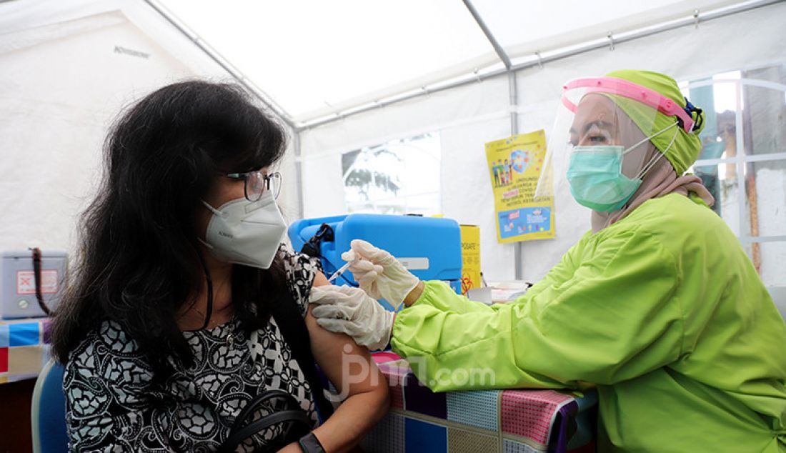 Seorang dokter berusia lanjut (lansia) mendapat suntikan vaksin Covid-19 buatan, Sinovac, Tiongkok, di Puskesmas Cengkareng, Jakarta Barat, Selasa (9/2). Pemerintah memprioritaskan tenaga kesehatan sebagai penerima vaksin Covid-19. - JPNN.com