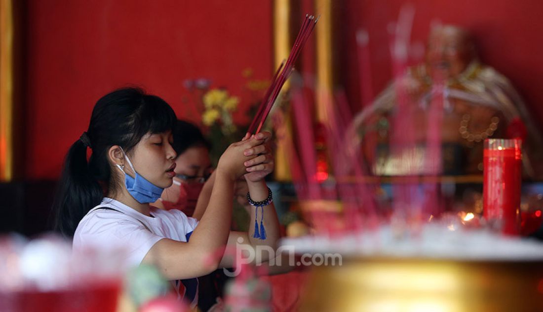 Warga Tionghoa bersembahyang di Vihara Buddha Dharma & 8 Pho Sat, Tajur Halang, Bogor saat perayaan Tahun Baru Imlek 2572, Jumat (12/2). Pelaksanaan sembahyang menyambut Imlek 2572 pada masa pandemi COVID-19 menerapkan protokol kesehatan. - JPNN.com