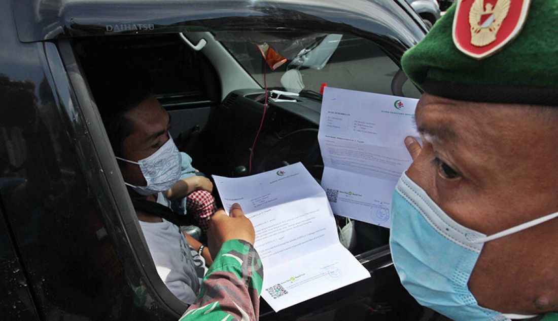 Petugas gabungan Satgas Covid-19 melakukan penyekatan dan pemeriksaan surat rapid test antigen di Gadog, Bogor, Jawa Barat, yang merupakan pintu masuk menuju kawasan wisata Puncak, Jumat (12/2). Pemeriksaan dan penyekatan wisatawan tersebut sebagai upaya meminimalisasi penyebaran Covid-19 saat libur panjang Tahun Baru Imlek 2572. - JPNN.com