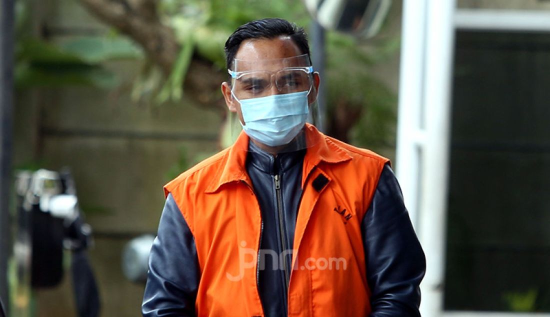 Ainul Faqih yang juga mantan staf istri Edhy Prabowo menjalani pemeriksaan di KPK, Senin (15/2). Ainul merupakan salah satu tersangka kasus suap perizinan benih lobster yang menyeret mantan Menteri Kelautan dan Perikanan Edhy Prabowo. - JPNN.com