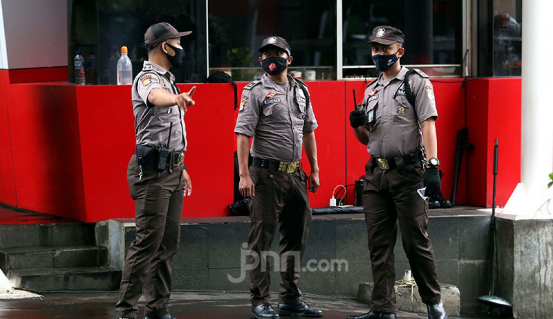 Sejumlah anggota satuan pengamanan (satpam) saat bertugas menjaga gedung KPK, Jakarta Selatan, Selasa (16/2). Para satpam itu mengenakan seragam baru yang serupa dengan aparat kepolisian. - JPNN.com