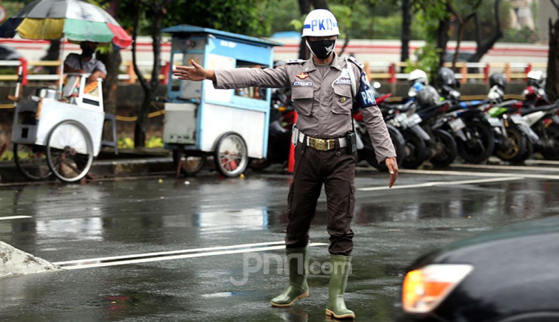 Anggota satuan pengamanan (satpam) bertugas menjaga depan gedung KPK, Jakarta Selatan, Selasa (16/2). Satpam itu mengenakan seragam baru yang serupa dengan aparat kepolisian. - JPNN.com