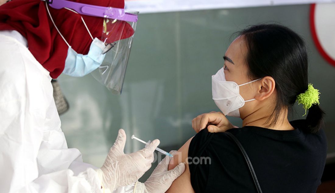 Tenaga kesehatan menyuntikkan vaksin Covid-19 kepada pedagang Blok A Pasar Tanah Abang, Jakarta Pusat, Rabu (17/2). Vaksinasi Covid-19 tahap dua ini dilakukan kepada 9.000 lebih pedagang yang terdaftar sebagai penerima vaksin. - JPNN.com