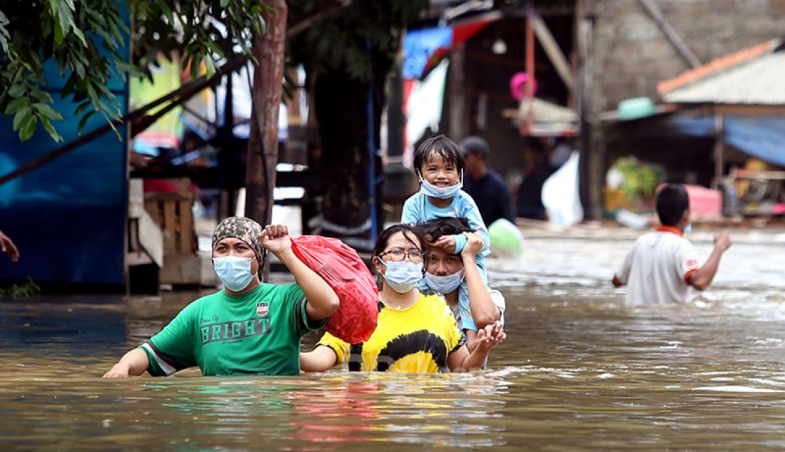 Warga berusaha melewati banjir di Jalan Raya Pondok Gede, Jakarta Timur, Sabtu (20/2). Hujan yang mengguyur sejak Jumat (19/2) membuat sejumlah titik di Jakarta terendam banjir. - JPNN.com