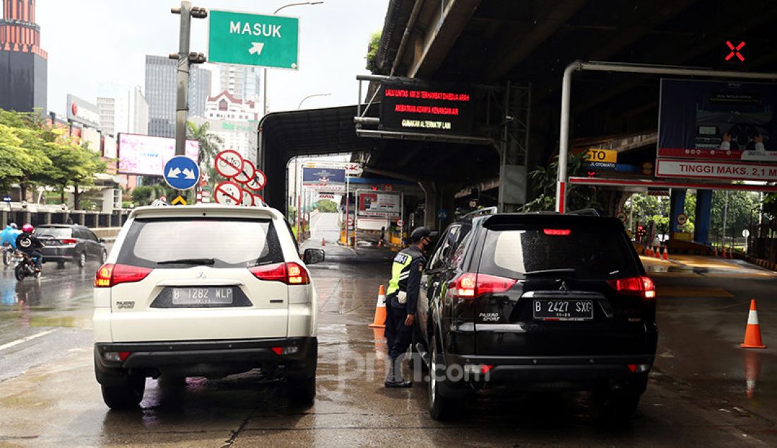 Pengalihan arus kendaraan yang hendak memasuki Tol JORR, Jakarta Selatan, Sabtu (20/1). Hujan yang mengguyur sejak Jumat (19/2) membuat Tol JORR terendam banjir. - JPNN.com