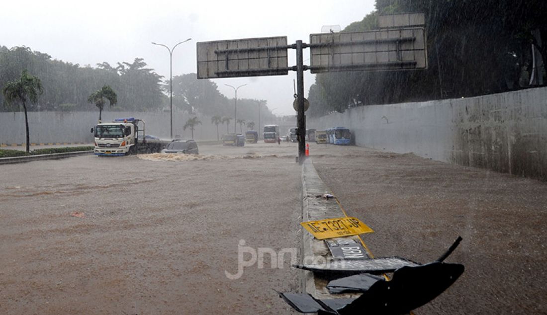 Banjir menggenangi ruas Tol JORR di Jakarta Selatan, Sabtu (20/2). Hujan yang mengguyur sejak Jumat (19/2) membuat Tol JORR terendam banjir. - JPNN.com