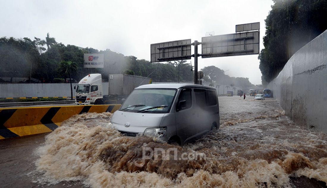 Sejumlah kendaraan menerobos banjir di Tol JORR, Jakarta Selatan, Sabtu (20/2). Hujan yang mengguyur sejak Jumat (19/2) membuat Tol JORR terendam banjir. - JPNN.com