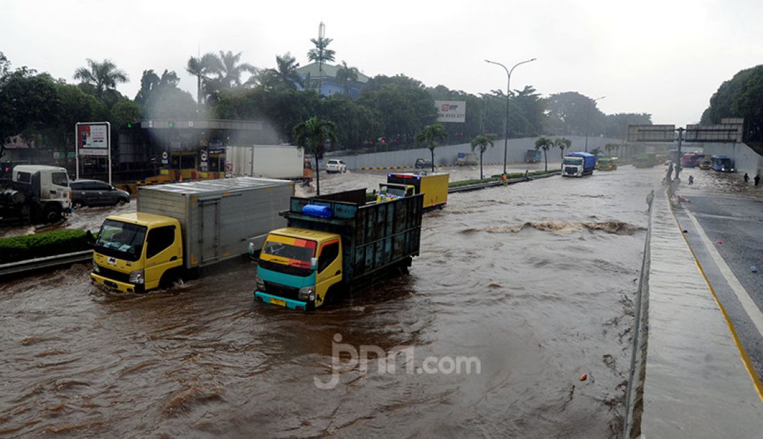 Sejumlah kendaraan menerobos banjir di Tol JORR, Jakarta Selatan, Sabtu (20/2). Hujan yang mengguyur sejak Jumat (19/2) membuat Tol JORR terendam banjir. - JPNN.com