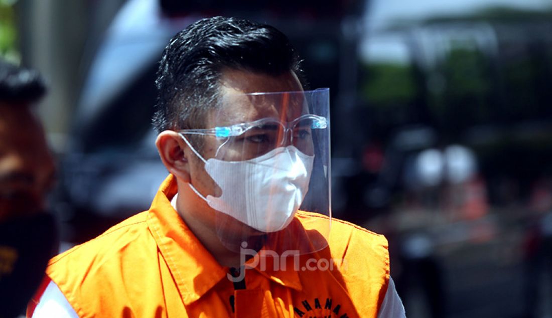Amiril Mukminin yang menjadi tersangka kasus suap izin benih lobster saat tiba di gedung KPK, Jakarta, Senin (22/2) untuk menjalani pemeriksaan. - JPNN.com
