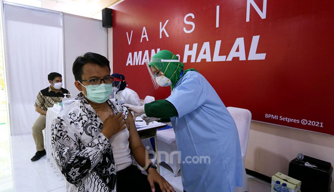 Petugas kesehatan menyuntikkan vaksin Covid-19 kepada guru di SMA Negeri 70 Jakarta di Bulungan, Jakarta Selatan, Rabu (24/2). Mendikbud Nadiem Makarim menargetkan vaksinasi Covid-19 bagi 5 juta guru dan tenaga kependidikan bisa selesai pada akhir Juni 2021. - JPNN.com