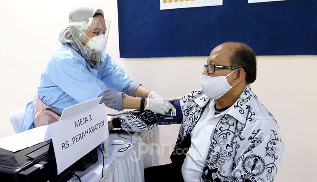 Petugas kesehatan memeriksa tekanan darah calon penerima vaksin Covid-19 di SMA Negeri 70 Jakarta di Bulungan, Jakarta Selatan, Rabu (24/2). Mendikbud Nadiem Makarim menargetkan vaksinasi Covid-19 bagi 5 juta guru dan tenaga kependidikan bisa selesai pada akhir Juni 2021. - JPNN.com