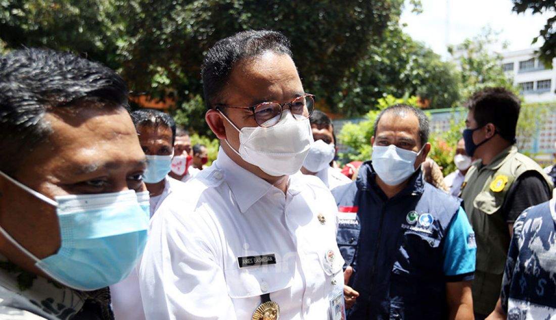 Gubernur DKI Jakarta Anies Baswedan usai meninjau pelaksanaan vaksinasi Covid-19 untuk kepada guru di SMA Negeri 70, Jakarta, Rabu (24/2). - JPNN.com