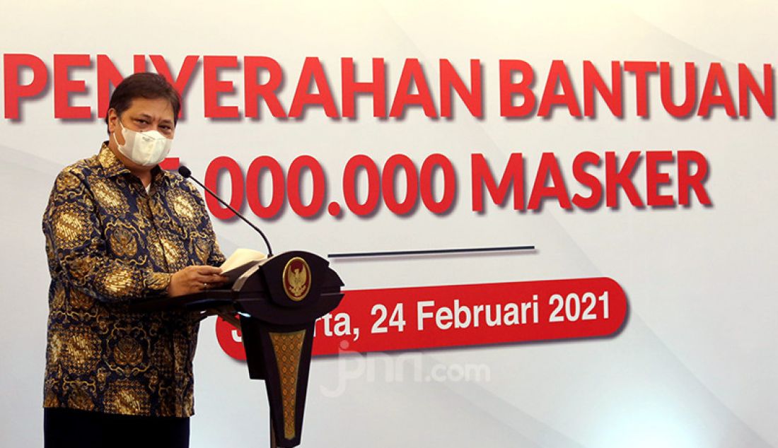 Menko Perekonomian Airlangga Hartarto memberikan sambutan pada acara penyerahan 35 juta masker dari Kementerian Perindustrian untuk masyarakat melalui TNI dan Polri, Rabu (24/2), di Jakarta. - JPNN.com