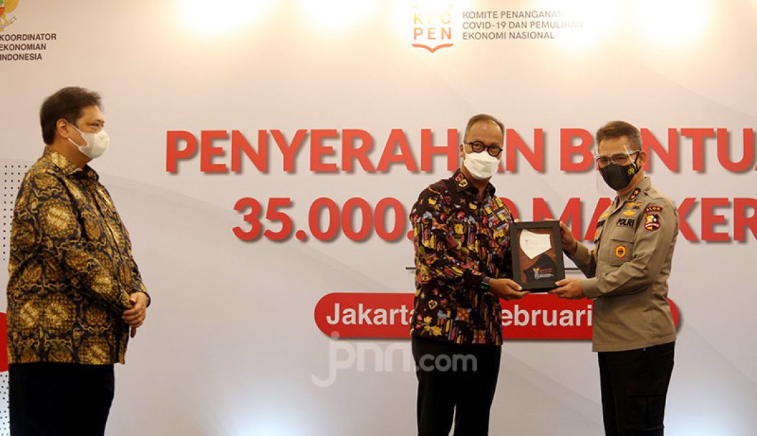 Menko Perekonomian Airlangga Hartarto menyaksikan Menteri Perindustrian Agus Gumiwang Kartasasmita menyerahkan secara simbolis 35 juta masker untuk masyarakat melalui TNI dan Polri, Rabu (24/2), di Jakarta. - JPNN.com