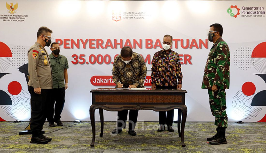 Menko Perekonomian Airlangga Hartarto menandatangani berita acara penyerahan bantuan 35 juta masker dari Kementerian Perindustrian untuk masyarakat melalui TNI dan Polri di Jakarta, Rabu (24/2). - JPNN.com