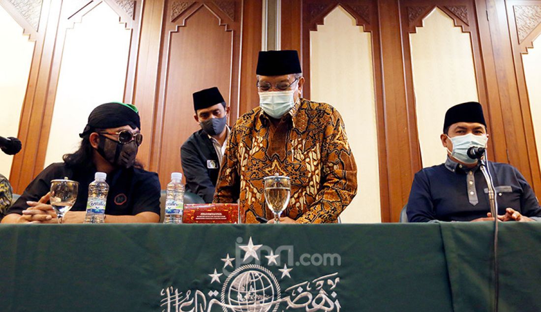 Ketua Umum PBNU Said Aqil Siroj (tengah) saat menggelar konferensi pers di Jakarta Pusat, Selasa (2/3) guna menyikapi Perpres Nomor 10 Tahun 2021 tentang Bidang Usaha Penanaman Modal yang mengatur soal minuman beralkohol atau miras. PBNU menyampaikan apresiasi kepada Presiden Joko Widodo yang telah mencabut lampiran soal investasi bidang miras dalam perpres tersebut. - JPNN.com