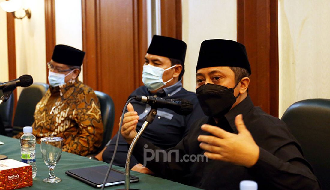 Pimpinan Pondok Pesantren Daarul Quran Tangerang Ustaz Yusuf Mansyur (kanan) menghadiri konferensi pers di kantor PBNU, Jakarta Pusat, Selasa (2/3) guna menyikapi Perpres Nomor 10 Tahun 2021 tentang Bidang Usaha Penanaman Modal yang mengatur soal minuman beralkohol atau miras. PBNU menyampaikan apresiasi kepada Presiden Joko Widodo yang telah mencabut lampiran soal investasi bidang miras dalam perpres tersebut. - JPNN.com