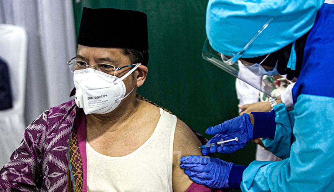 Petugas kesehatan menyuntikkan vaksin Covid-19 di Gedung MUI, Jakarta, Rabu (3/3). - JPNN.com