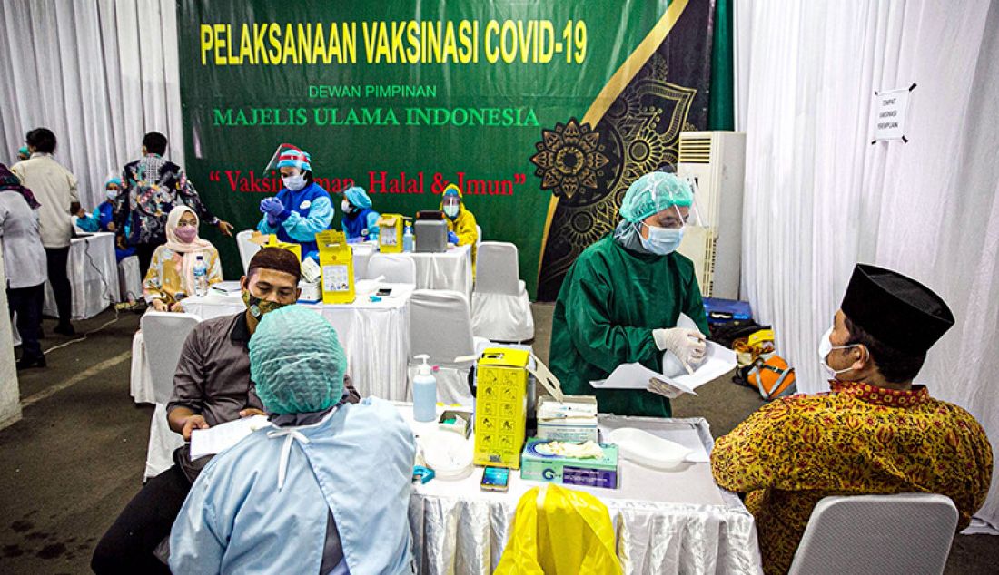 Suasana vaksinasi Covid-19 kepada para ulama dan pengurus Majelis Ulama Indonesia (MUI) di Jakarta, Rabu (3/3). - JPNN.com