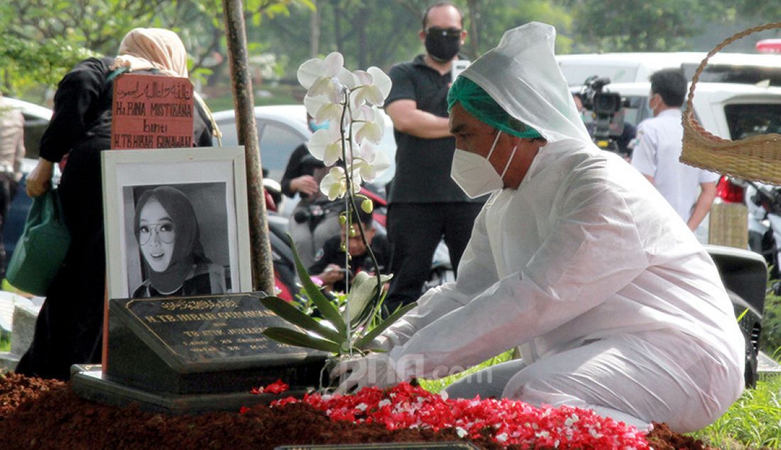 Teddy Syah saat mengikuti prosesi pemakaman istrinya, Rina Gunawan di TPU Tanah Kusir, Jakarta Selatan, Selasa (3/3). Presenter Rina Gunawan meninggal karena sakit asma dan radang paru. - JPNN.com