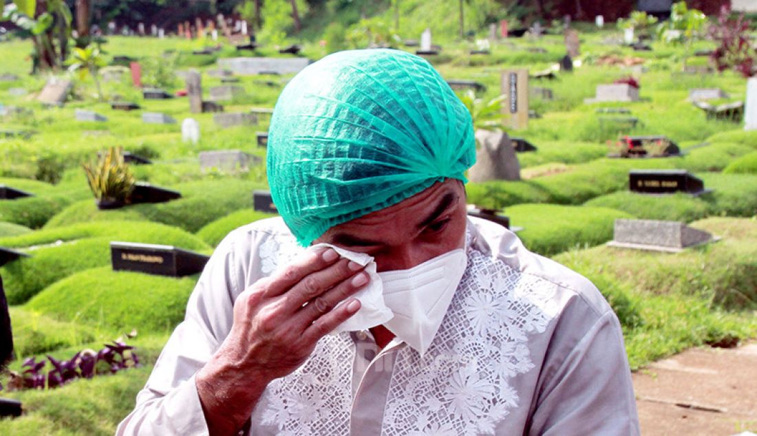Teddy Syah mengusap air mata saat mengikuti prosesi pemakaman istrinya, Rina Gunawan di TPU Tanah Kusir, Jakarta Selatan, Selasa (3/3). Presenter Rina Gunawan meninggal karena sakit asma dan radang paru. - JPNN.com