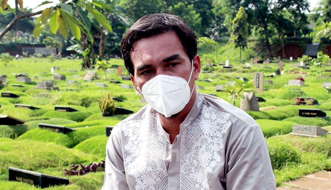 Teddy Syah usai mengikuti prosesi pemakaman istrinya, Rina Gunawan di TPU Tanah Kusir, Jakarta Selatan, Selasa (3/3). Rina Gunawan meninggal dunia karena sakit asma dan radang paru. - JPNN.com