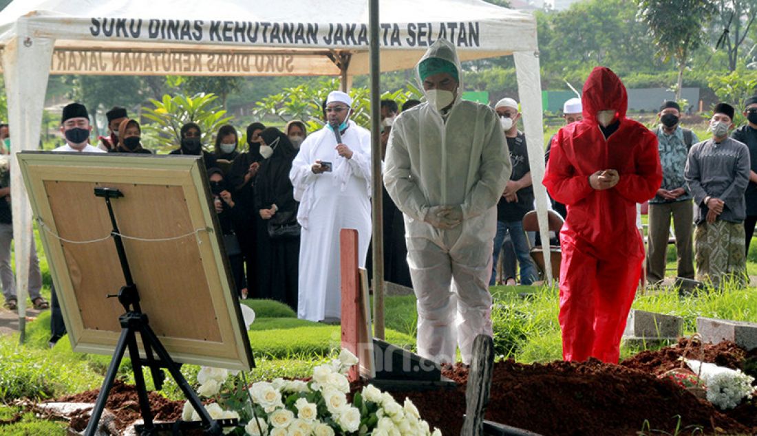 Teddy Syah saat mengikuti prosesi pemakaman istrinya, Rina Gunawan di TPU Tanah Kusir, Jakarta Selatan, Selasa (3/3). Presenter Rina Gunawan meninggal karena sakit asma dan radang paru. - JPNN.com