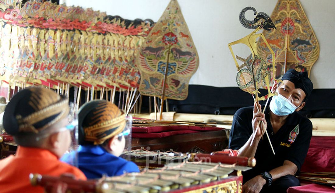 Anak-anak belajar tentang wayang kulit dan berlatih mendalang di Sanggar Nirmala Sari, Depok, Jawa Barat, Minggu (7/3). Kegiatan pelatihan mendalang di Sanggar Nirmala Sari sempat terhenti selama setahun lebih akibat pandemi Covid-19. - JPNN.com