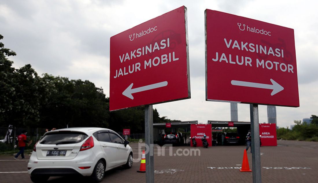 Kementerian Kesehatan dan Halodoc menggelar vaksinasi Covid-19 bagi manula melalui layanan drive thru di kawasan Kemayoran, Jakarta Pusat, Senin (8/3). - JPNN.com