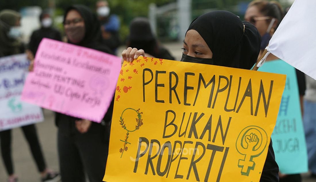 Sejumlah aktivis perempuan dari Mahardika menggelar aksi damai di kawasan Patung Kuda, Jakarta Pusat, Senin (8/3), guna memperingati Hari Perempuan Internasional. Mereka menuntut penghapusan diskriminasi dan kekerasan seksual terhadap perempuan. - JPNN.com