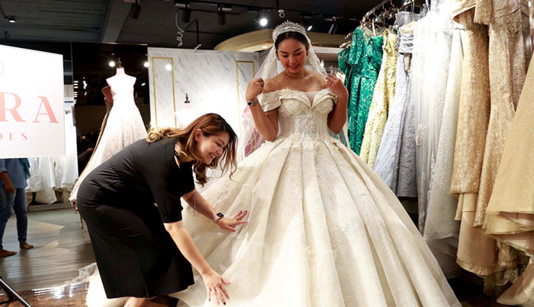 Kalina Oktarani saat fitting baju pengantin di Kara Brides, Jakarta, Senin (8/3). - JPNN.com