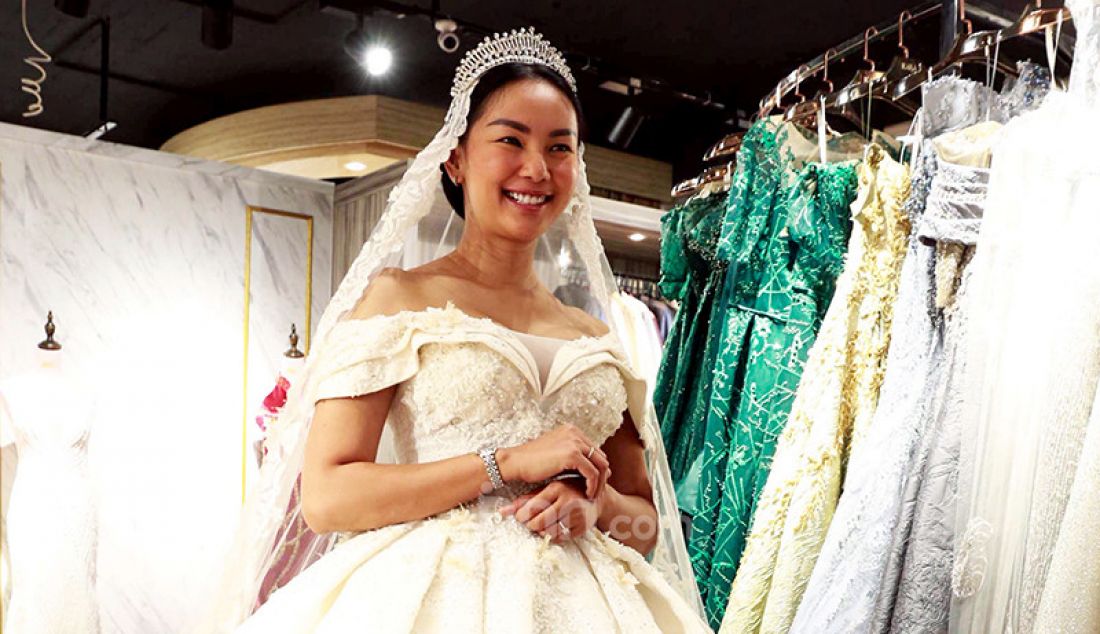 Kalina Oktarani saat fitting baju pengantin di Kara Brides, Jakarta, Senin (8/3). - JPNN.com