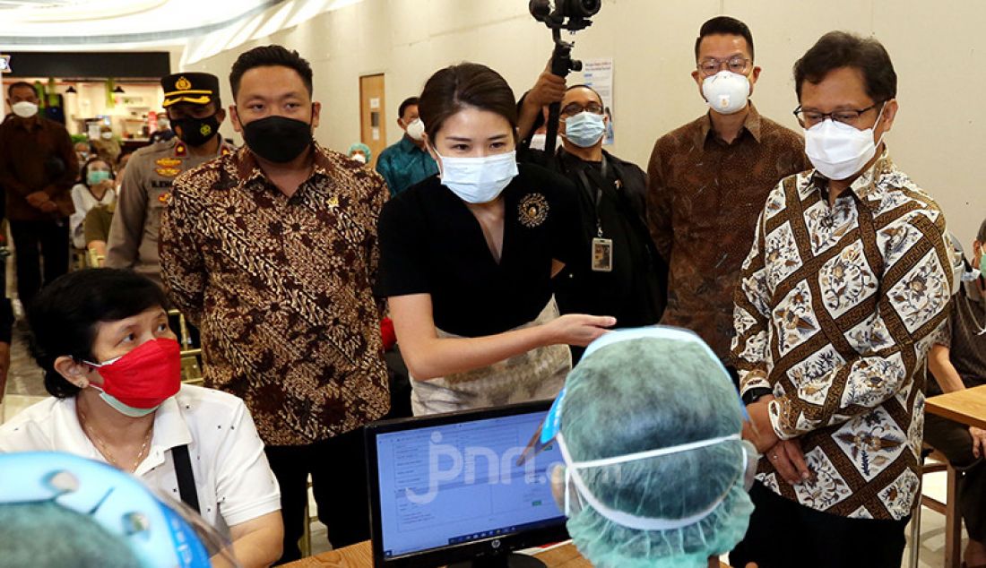 Menkes Budi G Sadikin (kanan) bersama CEO Siloam Hospitals Group Caroline Riady (tengah) dan Wakil Ketua Komisi IX DPR Charles Honoris (kiri) saat meninjau penyuntikan vaksin Covid-19 untuk lansia di Lippo Mall Puri, Jakarta Barat, Selasa (9/3). Kemenkes menggandeng Lippo Group guna mempercepat vaksinasi Covid-19 untuk lansia. - JPNN.com